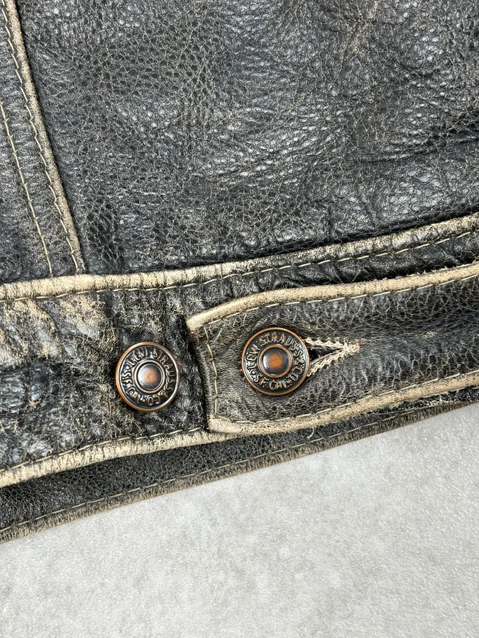 1990s Levi’s Grey Eroded Leather Buttoned Trucker Jacket - Image 11