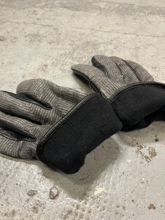 2000s Armani Grey & Black Leather Hybrid Gloves - Image 6