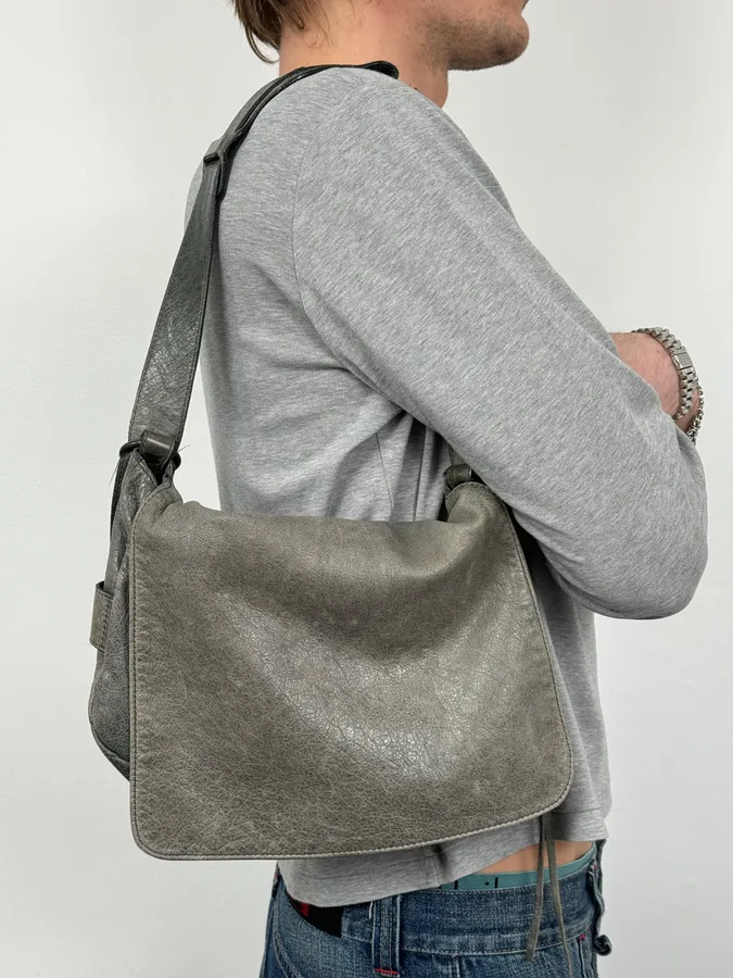 2000s Balenciaga City Grey Leather Shoulder Bag - Image 2