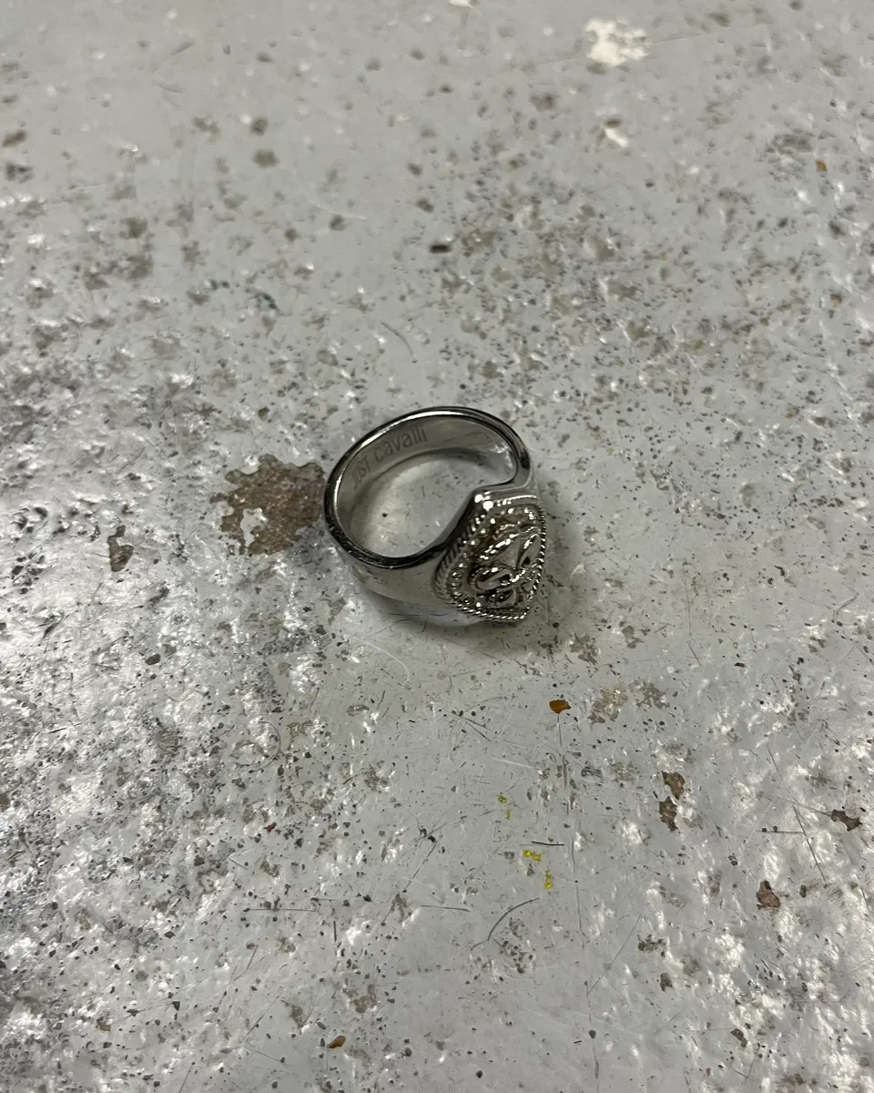 2000s Cavalli Ornamental Crest Silver Ring - Image 3
