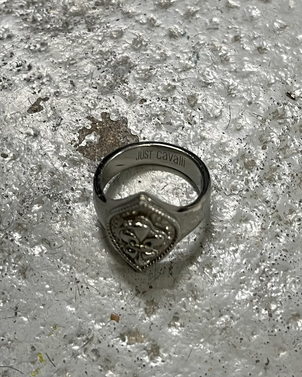 2000s Cavalli Ornamental Crest Silver Ring - Image 4