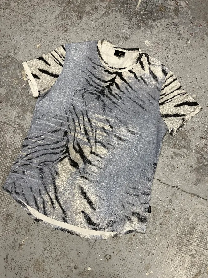 2000s Cavalli Safari Zebra Blue & White T-Shirt - Image 4