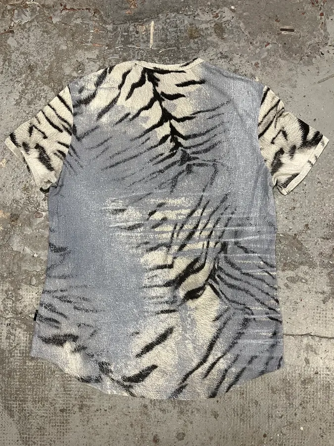 2000s Cavalli Safari Zebra Blue & White T-Shirt - Image 5