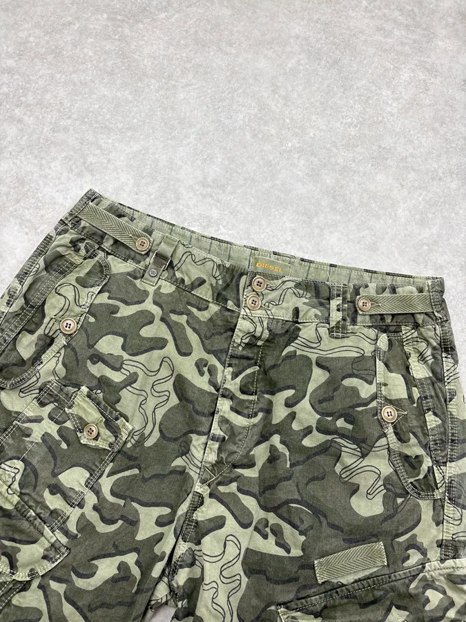 2000s Diesel Khaki Camo Cargo Shorts - Image 5