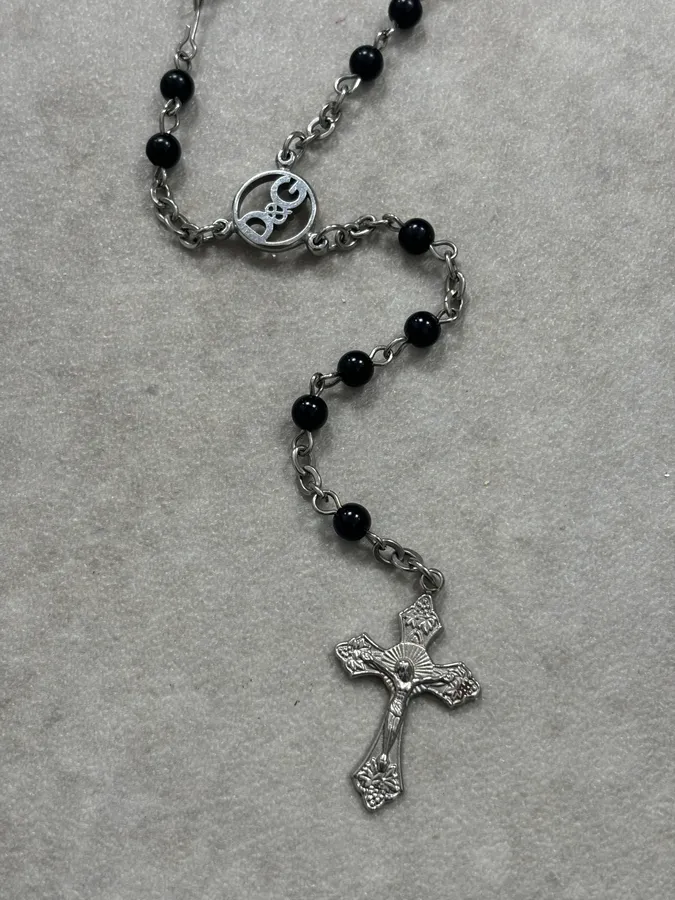2000s Dolce & Gabbana Black Rosary Cross Necklace - Image 4