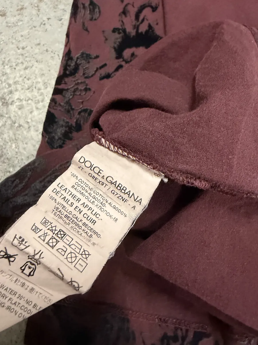 2000s Dolce & Gabbana Burgundy Velvet Ornament T-Shirt - Image 6