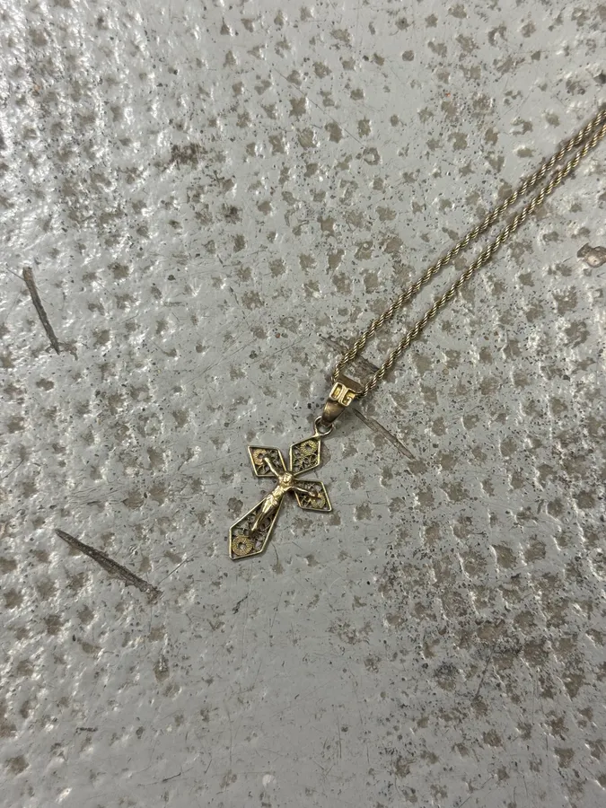 2000s Dolce & Gabbana Golden Cross Necklace - Image 4