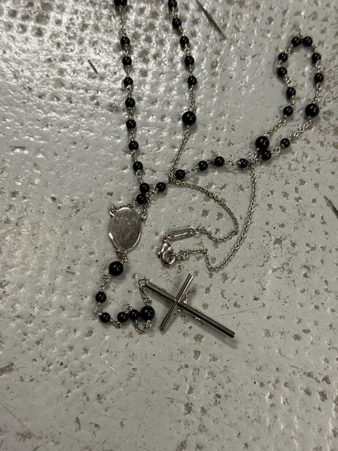 2000s Dolce & Gabbana Grey Black Pearl Rosary Cross Necklace - Image 6
