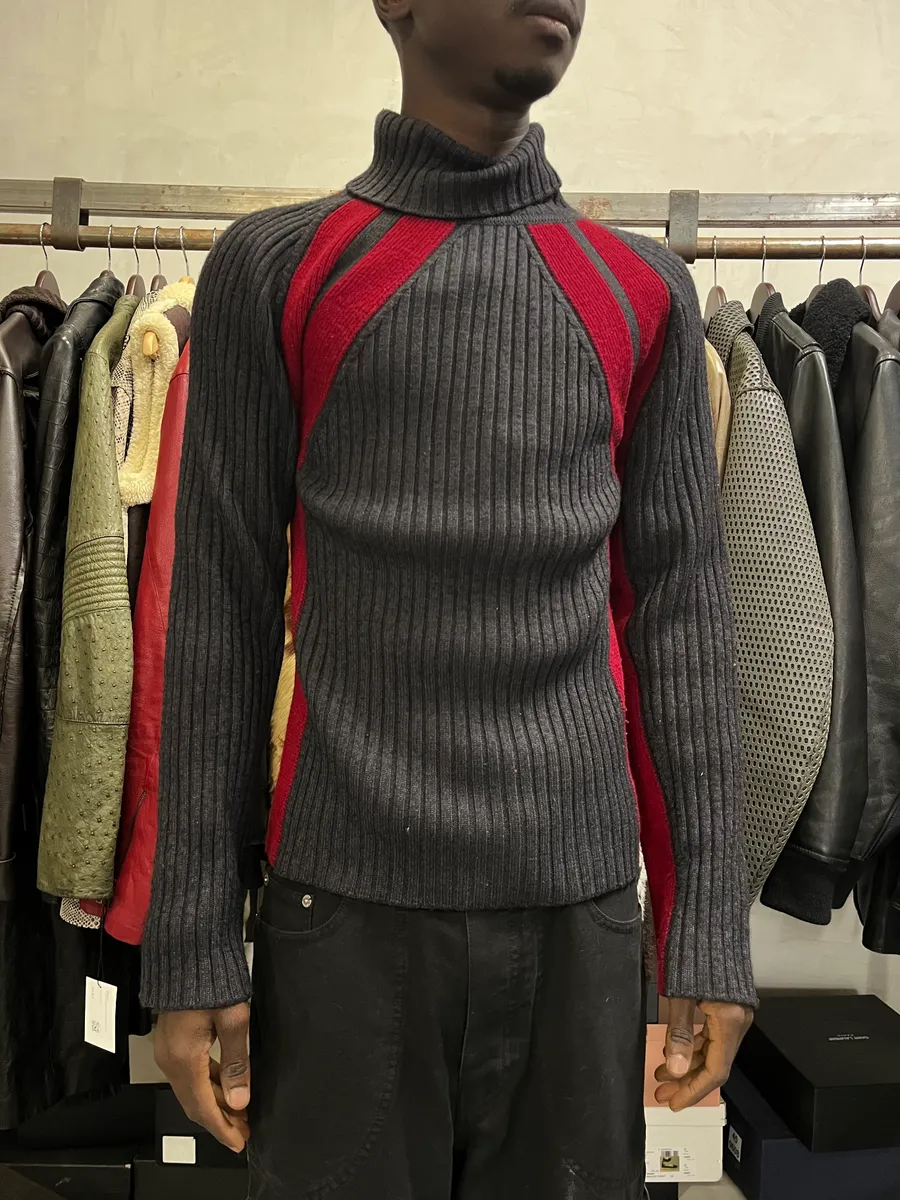 2000s Dolce & Gabbana Grey & Red Turtleneck - Image 2