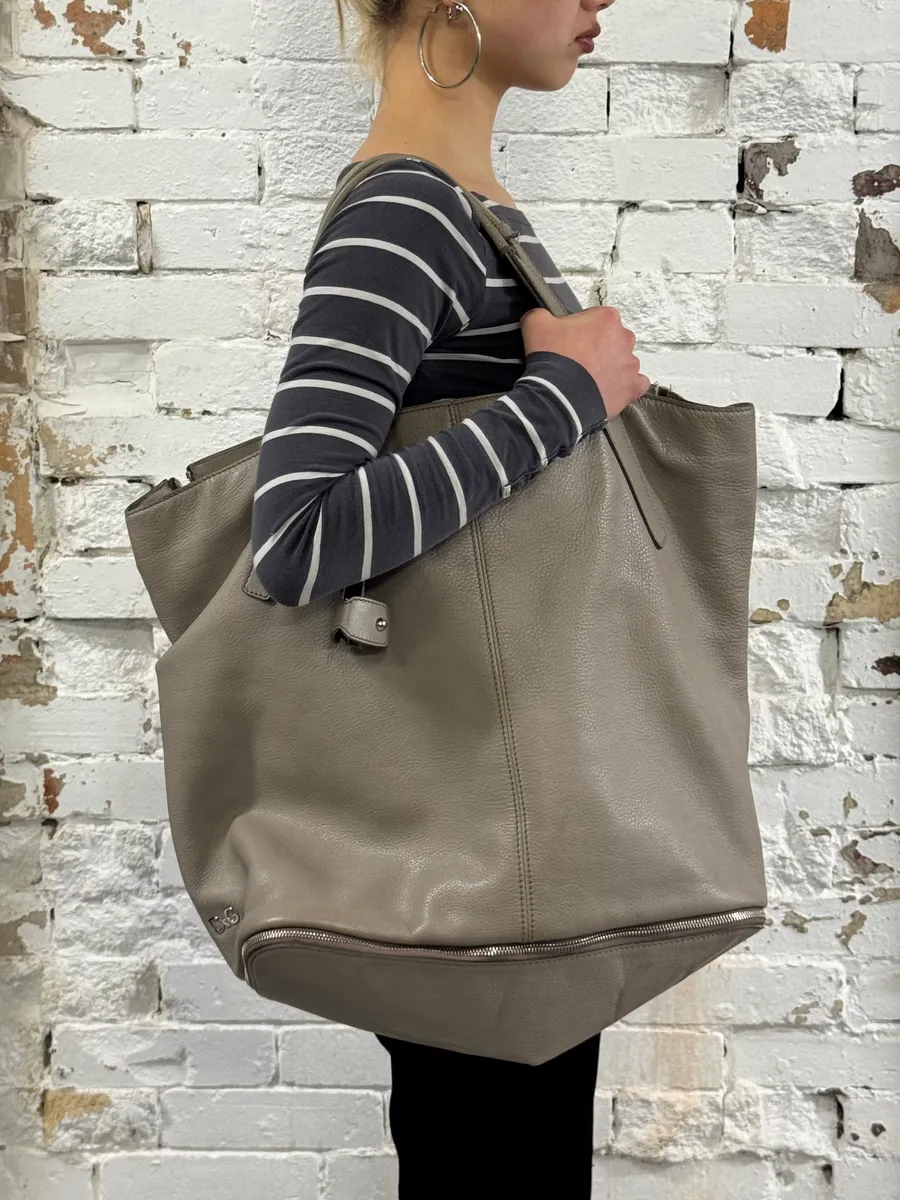 2000s Dolce & Gabbana Kati Zip Beige Leather Tote Bag - Image 2