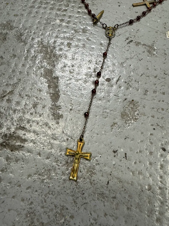 2000s Dolce & Gabbana Red Pearl Rosary Necklace - Image 5