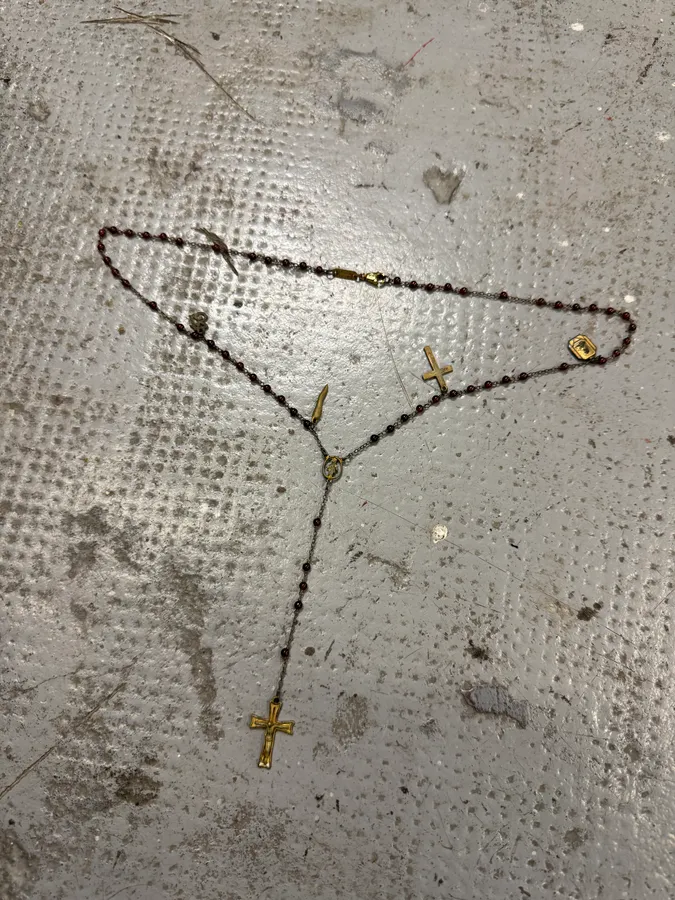 2000s Dolce & Gabbana Red Pearl Rosary Necklace - Image 8