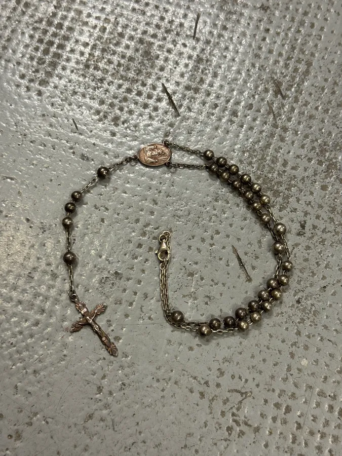 2000s Dolce & Gabbana Used Metal Rosary Cross Necklace - Image 2