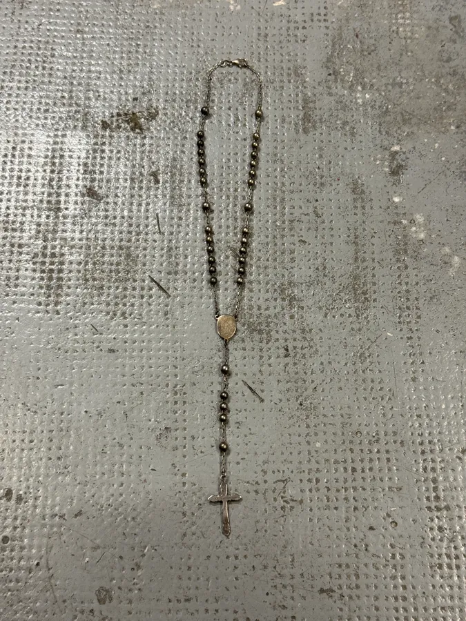 2000s Dolce & Gabbana Used Metal Rosary Cross Necklace - Image 7