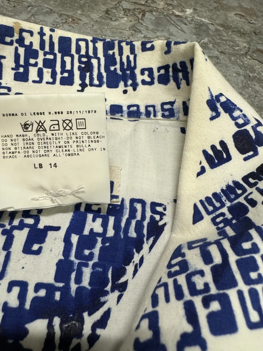 2000s Gianfranco Ferré White & Blue Script Short Sleeves Shirt - Image 12