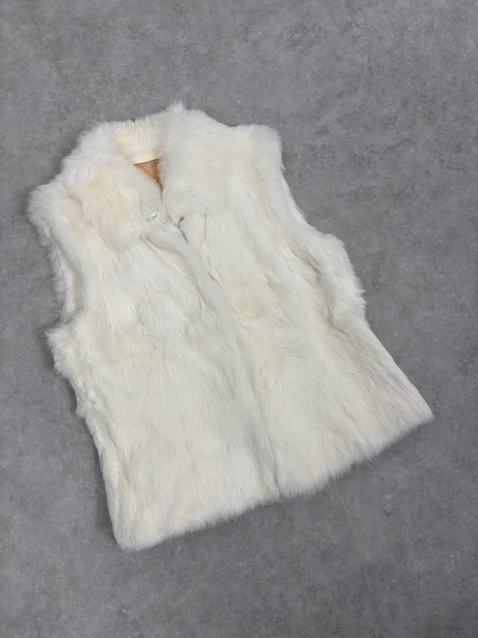 2000s Gianfranco Ferre White Fur Vest - Image 3
