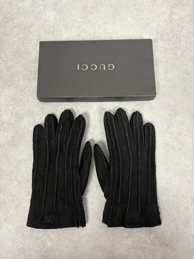 2000s Gucci Black Velvet Gloves - Image 2