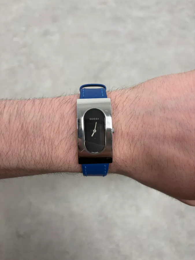 2000s Gucci Minimalist Rectangular Leather Watch - Image 4