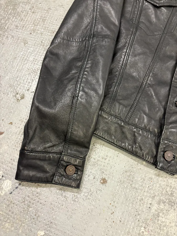 2000s Levis Black Leather Trucker Jacket - Image 8