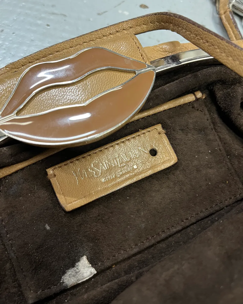 2000s Yves Saint Laurent Lips Beige Leather Shoulder Bag by Tom Ford - Image 12