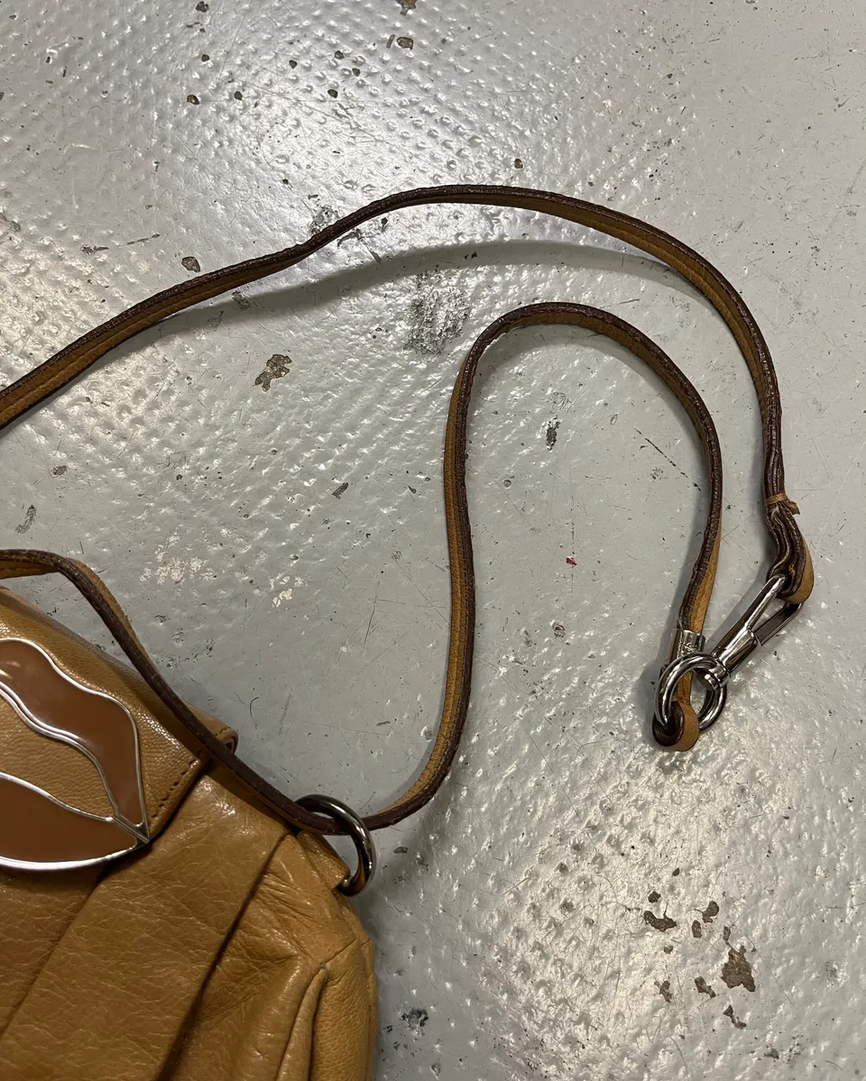 2000s Yves Saint Laurent Lips Beige Leather Shoulder Bag by Tom Ford - Image 6