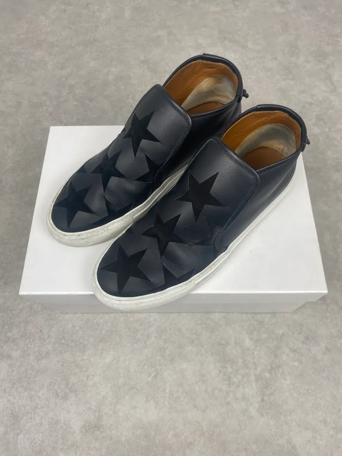 2010s Givenchy Black Stars Leather Slip On By Riccardo Tisci - Image 2