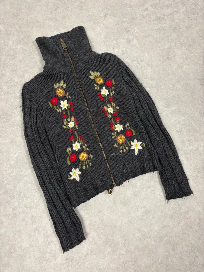 AW2002 Dolce & Gabbana Wool Embroidered Flowers Grey Sweater - Image 4