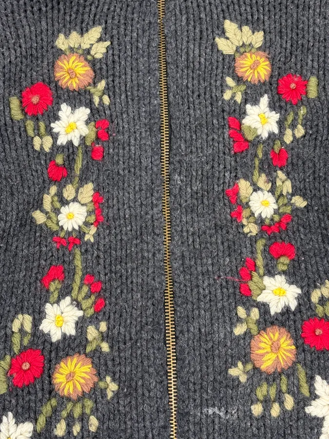 AW2002 Dolce & Gabbana Wool Embroidered Flowers Grey Sweater - Image 8