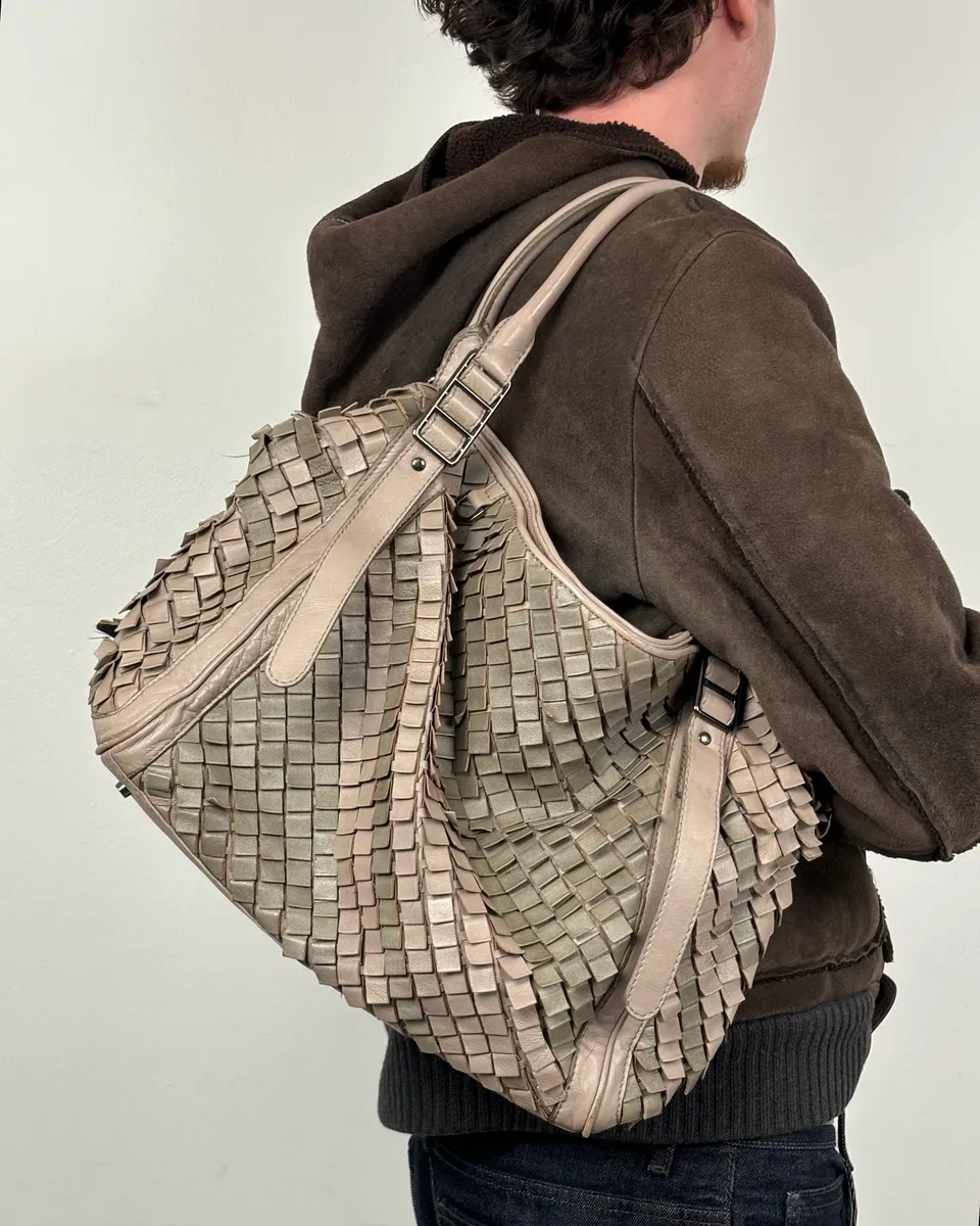Burberry Grey Leather Textured Handle Bag - Image 2