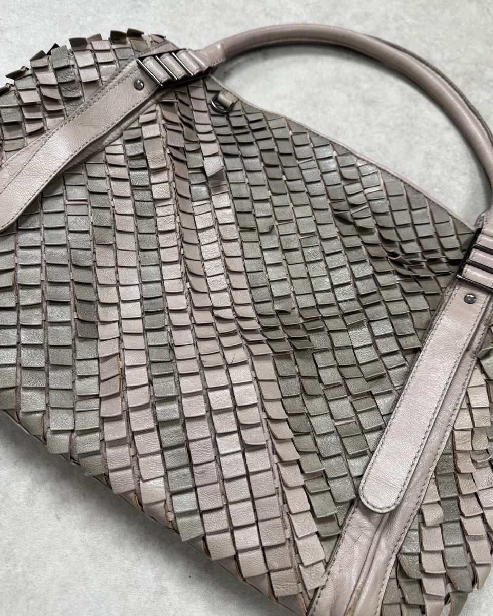 Burberry Grey Leather Textured Handle Bag - Image 5