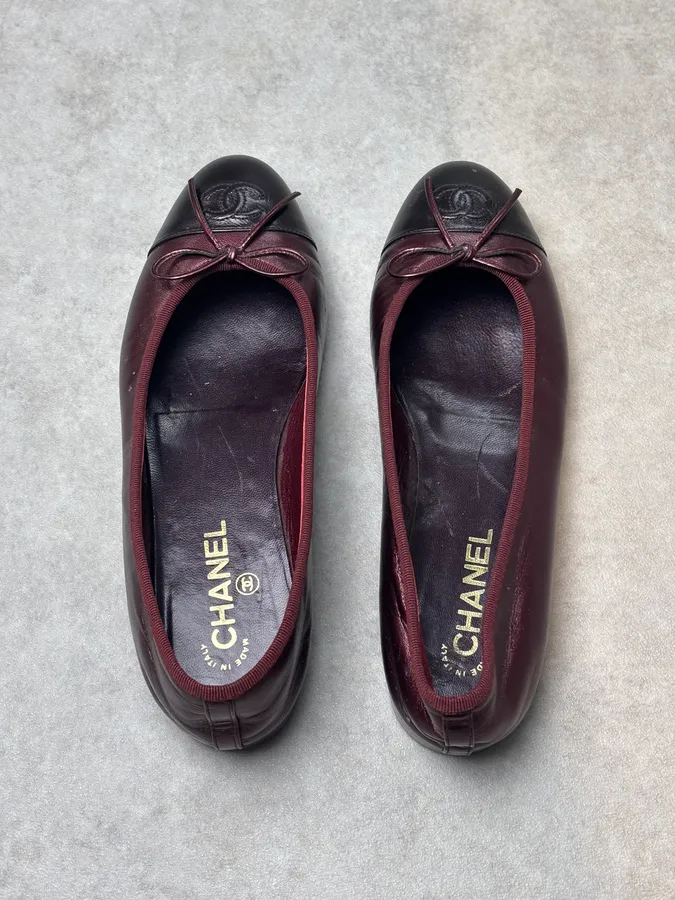 Chanel Bordeaux Leather Logo Ballet Flats - Image 4