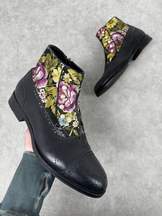 Gucci Black Embroidered Flowers Brogue Boots